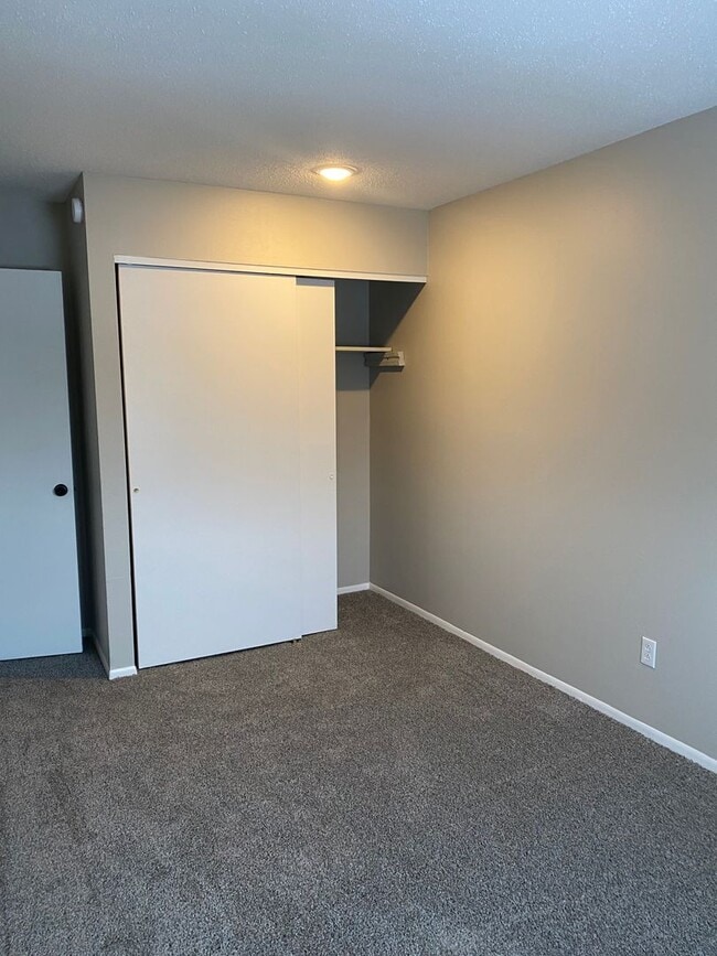Building Photo - 5422 N Linwood Ave