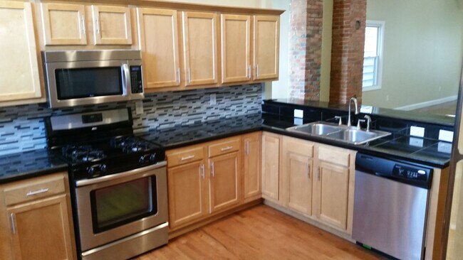 Foto del edificio - Enormous South Side renovation. Huge Open ...
