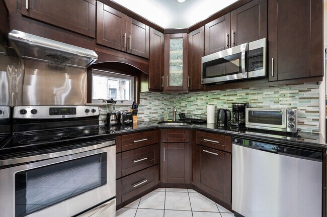 Foto del edificio - 318 E 62nd St