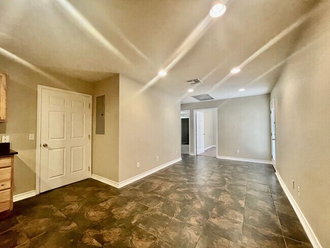 Foto del edificio - Walk to campus! Walk downtown! Fenced yard! Flat Rate Utilities!