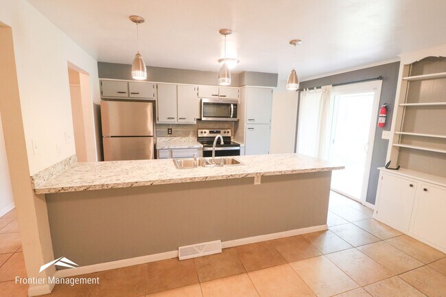 Foto del edificio - Beautifully built 5 bedroom home with a gr...