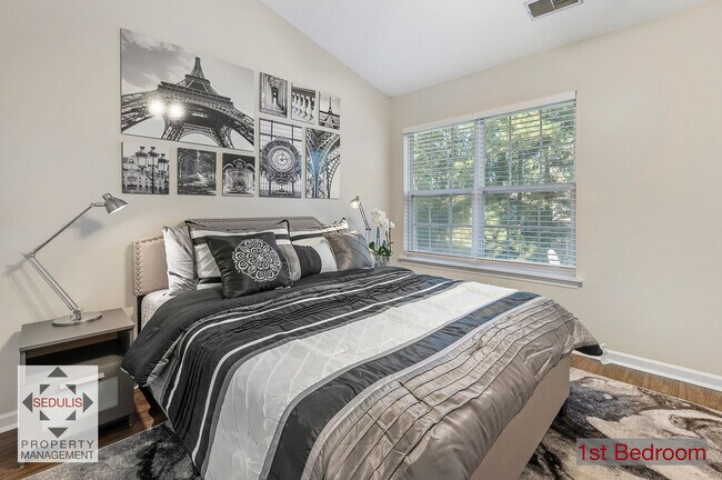 Building Photo - 8101 Shadow Oak Dr