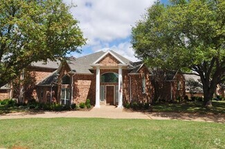 Building Photo - 2400 Twelve Oaks Ln