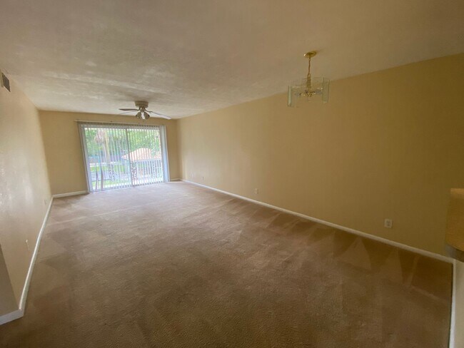 Foto del edificio - Creekside 2 bedroom 2 bath Condo Available...