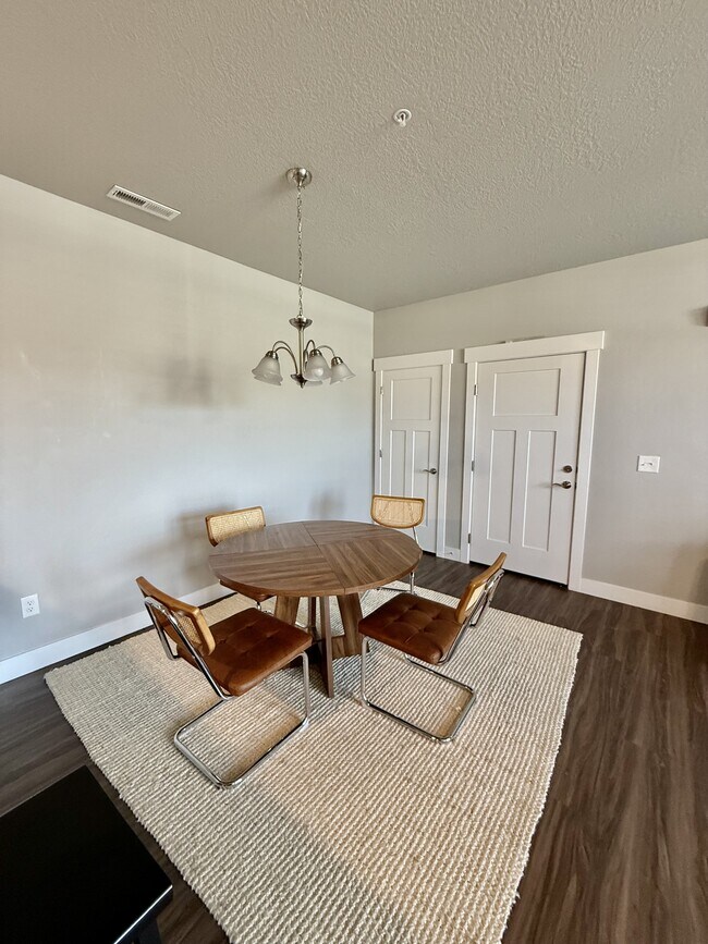 Foto del edificio - 13584 Hanley Ln