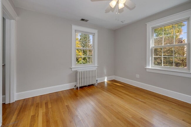 Foto del edificio - 4 Bed 4 Bath - Bethesda Expanded Colonial - One Car Garage