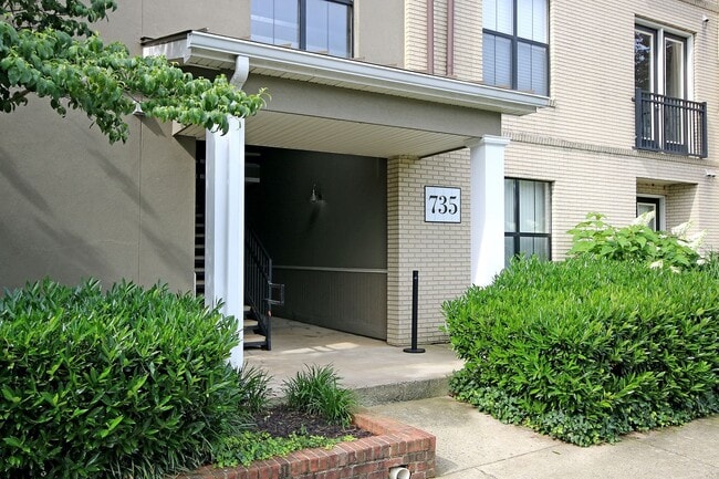 Foto del edificio - Pet-Friendly 1BR Condo in Walker Square – Walk to UVA Medical Center