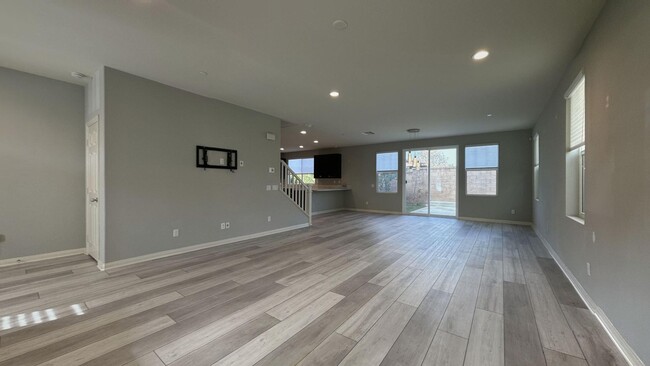 Building Photo - Gorgeous 4 Bedroom 2.5 Bathroom Home in Me...