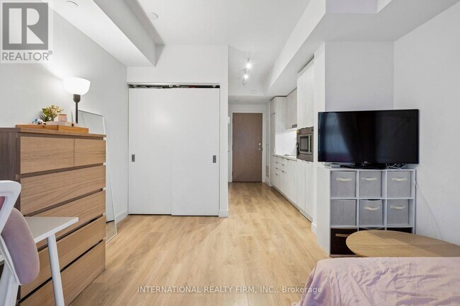 Photo du bâtiment - 215 Queen St W