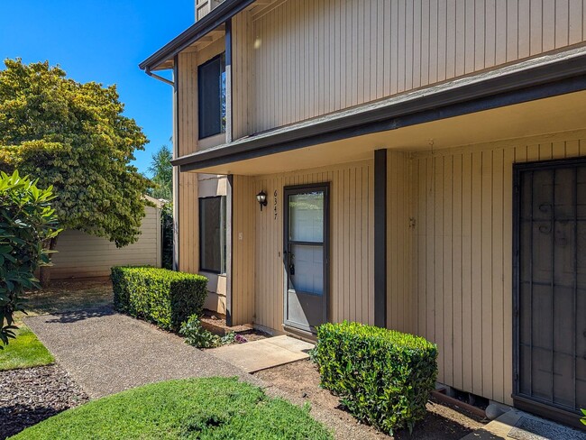 Building Photo - UPDATED Townhome Style Condo in SE Salem ~...