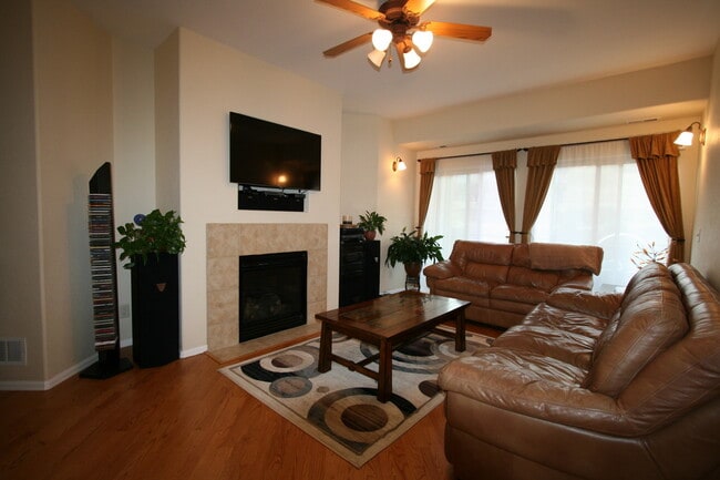 Building Photo - Stunning & Contemporary Open Floor 2 BR Co...