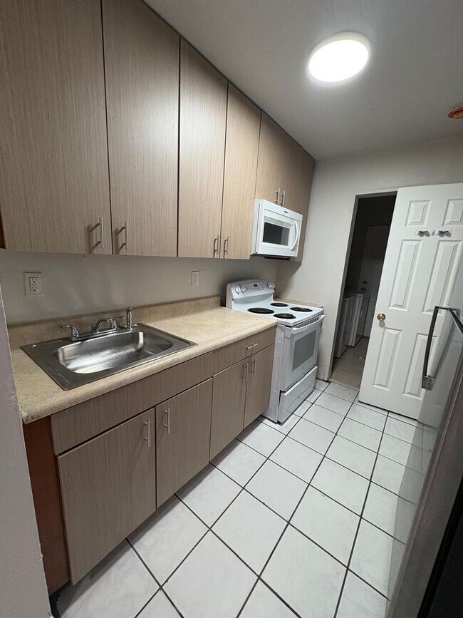 Building Photo - 900 NW