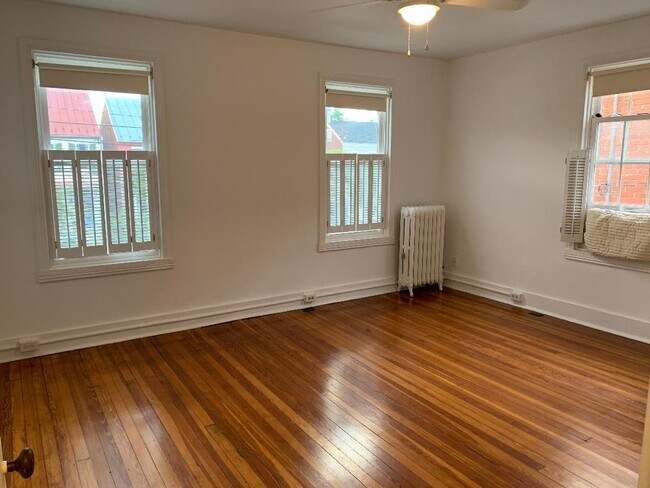 Foto del edificio - 334 E 3rd St