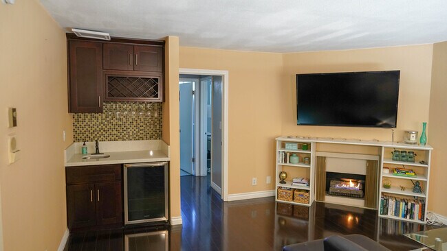 Building Photo - 837 N West Knoll Dr