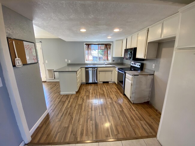 Foto del edificio - 3442 Lone Pine Rd