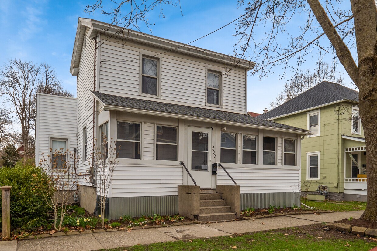 Primary Photo - 209 E Yates St