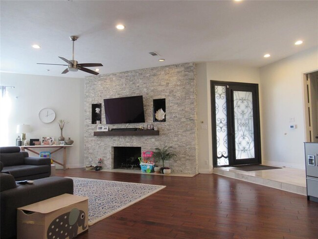 Building Photo - 5923 Encore Dr