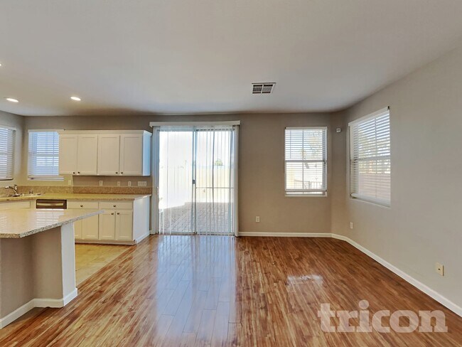 Foto del edificio - 4598 Hearts Desire Ave