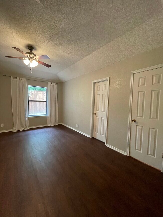 Building Photo - 8950 Bradley Dr