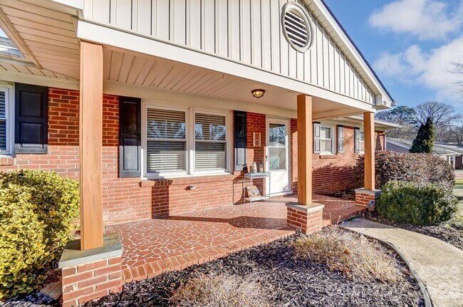 Foto del edificio - 10 Spruce Pine Dr