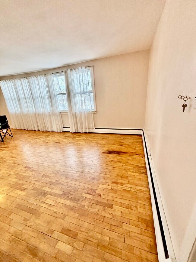 Photo du bâtiment - 3 Bedroom Apartment for Rent – Available April 1st