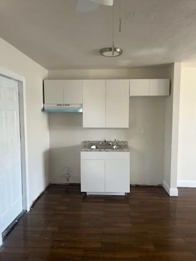 Foto del edificio - LARGE NEWLY RENOVATED 2 BEDROOM APARTMENTS Application fee is waived during move in