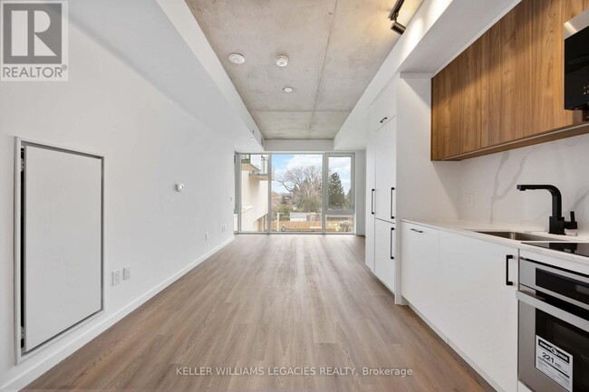 Building Photo - 689 The Queensway