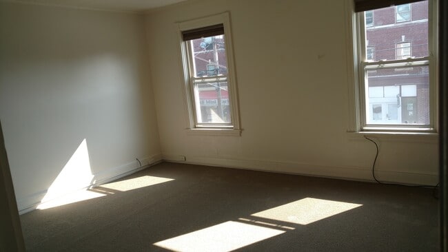 Building Photo - 604 N Plum St