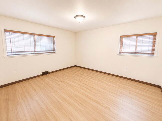 Building Photo - Single-Family Home with 2-Car Garage & Spacious Layout Available