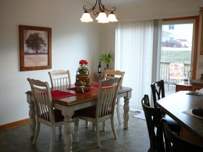 Building Photo - Beautiful 4 Bed Twin Home