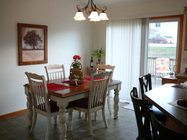 Foto del edificio - Beautiful 4 Bed Twin Home