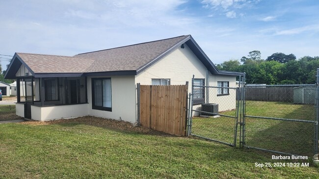 Photo - Commercial/residential in 1 property. House