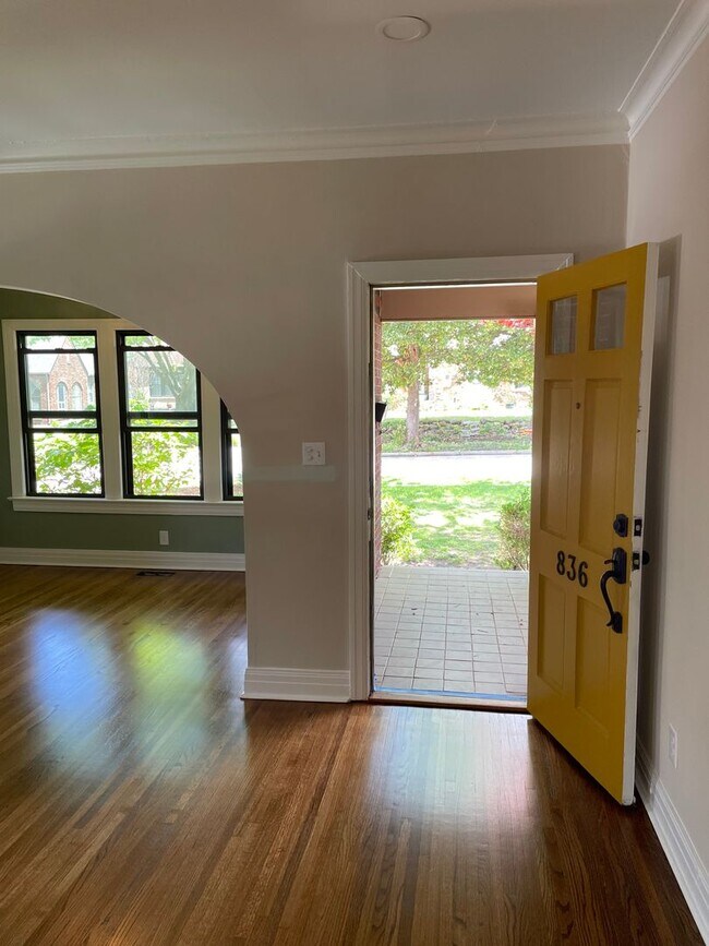 Building Photo - Updated and Loved Bungalow in Prime Locati...