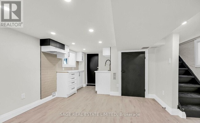 Building Photo - 117 Rosslyn Ave N