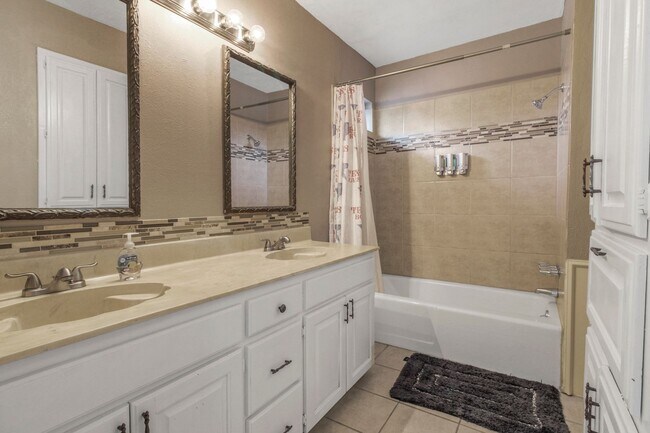 Foto del edificio - 2425 Lakeview Cir