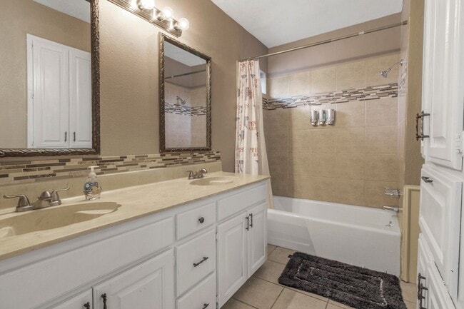 Building Photo - 2425 Lakeview Cir