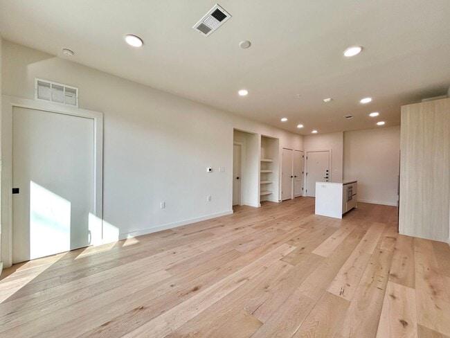 Building Photo - Bright & Spacious 1 Bedroom, 1 Bathroom with Resort-Style Amenities