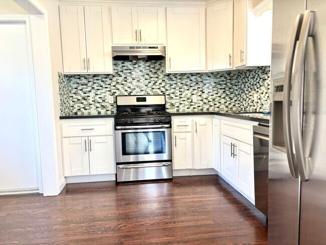 Building Photo - Rent This unit Now!