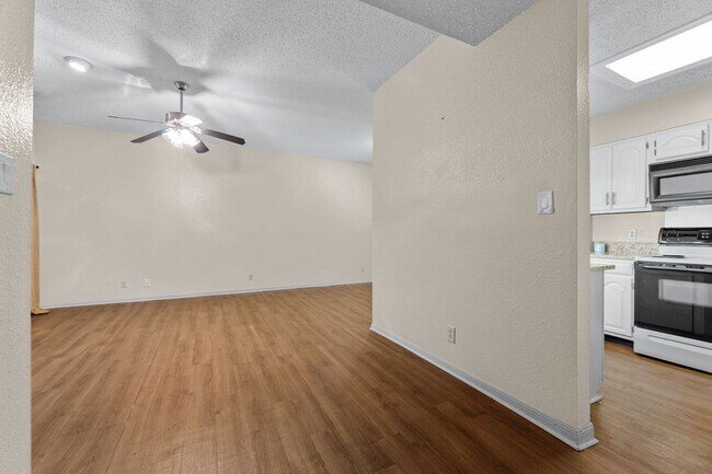 Building Photo - IMMEDIATE MOVE IN: West Campus 2 Bed/2 Bath
