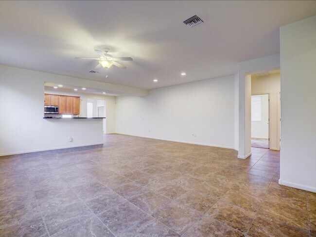 Foto del edificio - Spacious 4-Bedroom Home!