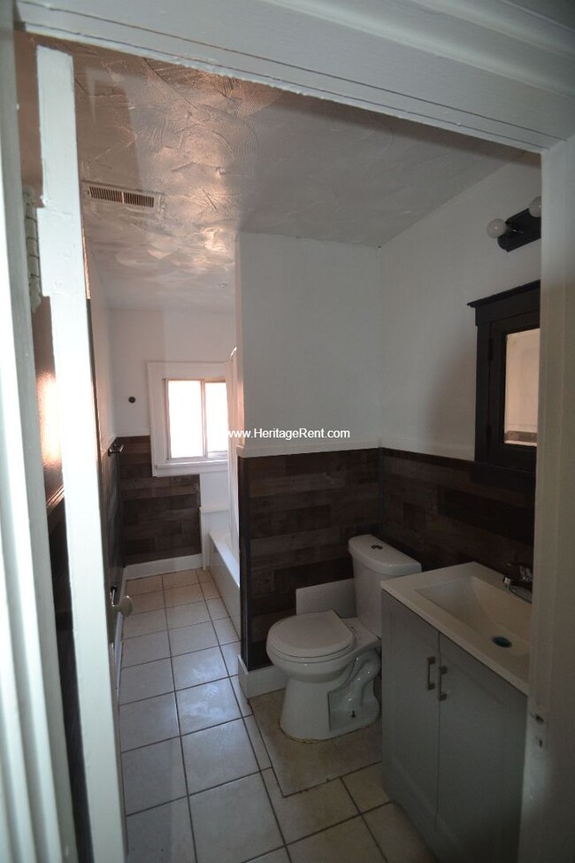 987 Cleveland Ave Unit 3, Cincinnati, OH 45229 Room for Rent in