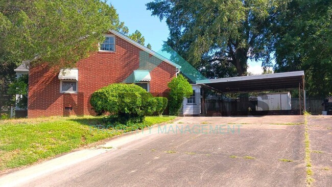 Building Photo - Spacious Family Home 3-Bedrooms and 2-Bath...