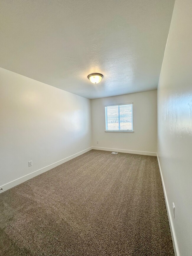 Building Photo - Nibley Townhomes