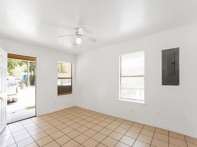 Foto del edificio - 315 Isbell Rd