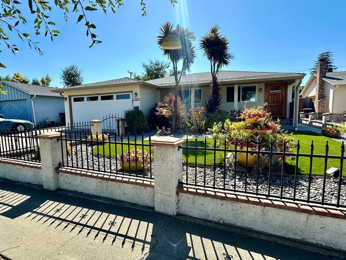 Primary Photo - Lovely 3 BEDROOM 2 BATH!!