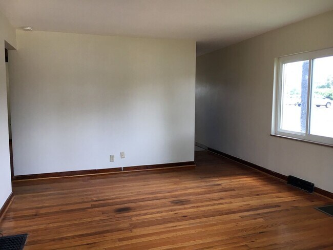 Building Photo - **2-BEDROOM HOUSE W/ DETACHED GARAGE IN BE...