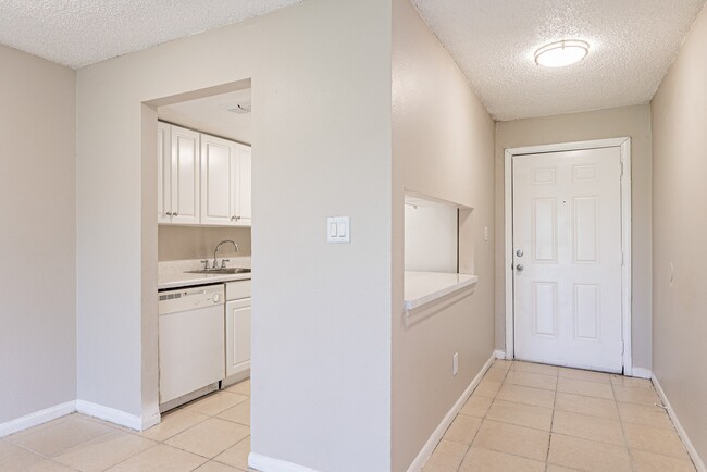 Apartment Kitchen Area - Del Rio Apartment Homes