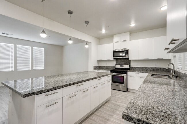 Foto del edificio - LARGE TOWNHOME IN 92154.  3 BEDROOMS,2.5 B...