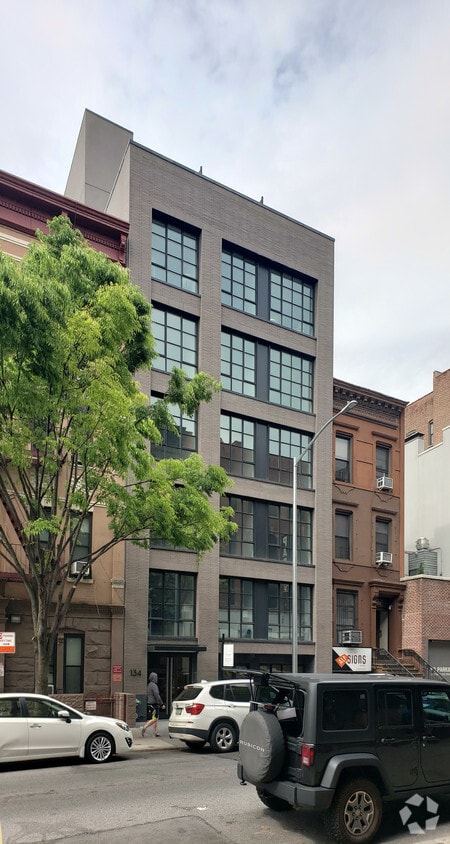 Building Photo - 132 W 83rd St