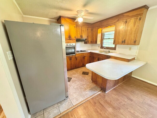 Building Photo - Rural Statesville - 3BR/1BA + Carport & Fu...